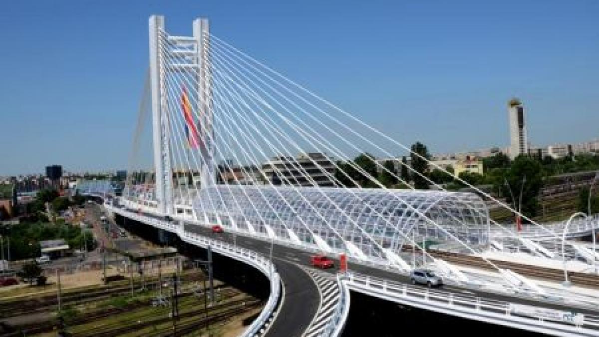 blocaj pe pasajul basarab in urma unui accident rutier doi copii si o femeie au ajuns la spital