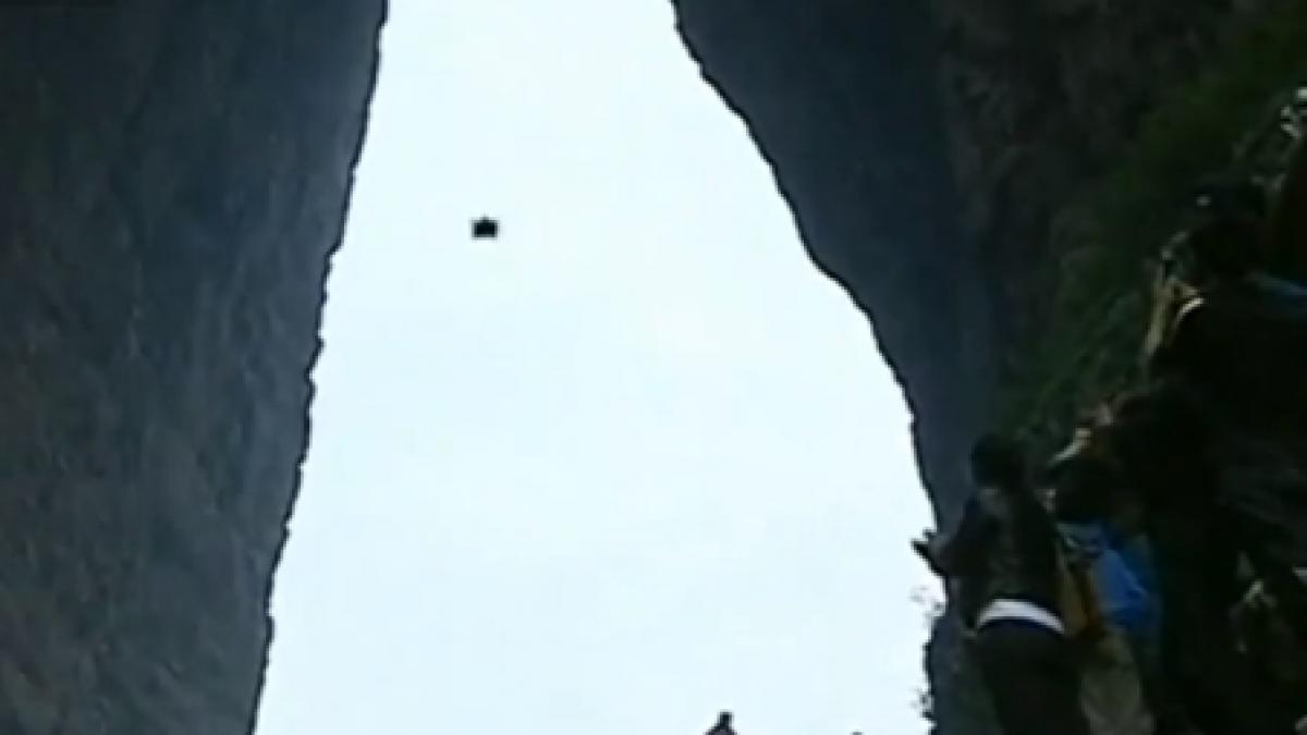 cascadorie incredibila planeaza cu o viteza de peste 120 km h printre doi pereti muntosi