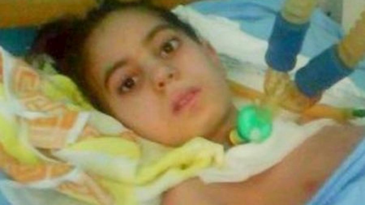 fetita infometata din arad a fost inmormantata astazi sub privirile mamei si bunicii