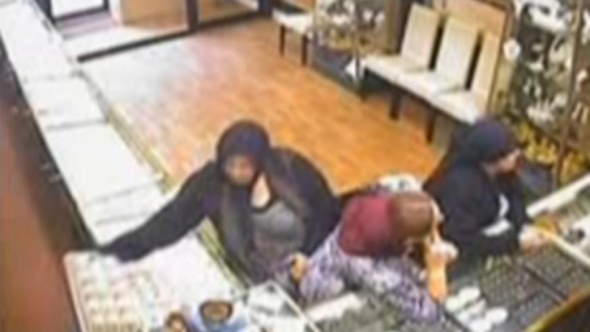 furt incredibil in anglia romance de etnie roma sutesc de sub nasul vanzatoarei bijuterii de peste