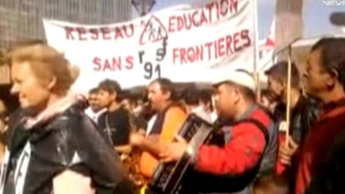 romii protesteaza intr o piata pariziana pe ritmuri de acordeon educatie fara frontiere si demnitate