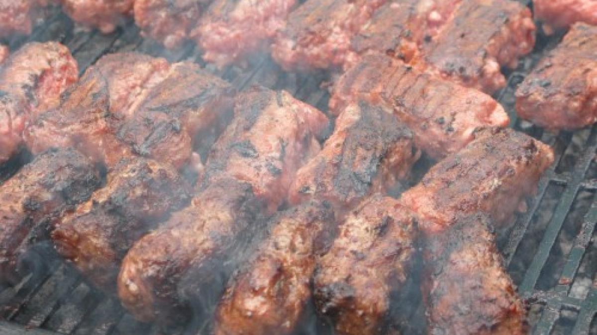 mita electorala la deva s au impartit mici si bere in fata sediului pdl