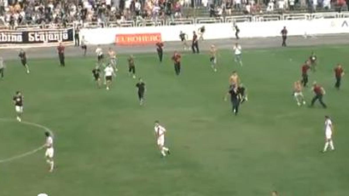 derby cu scandal in bosnia un meci a fost abandonat dupa ce fanii unei echipe au invadat terenul