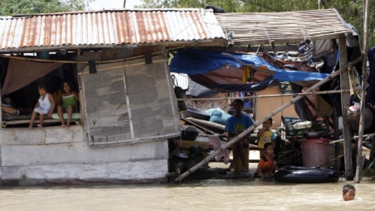 inundatii in statul american virginia masini acoperite de apa si oameni sechestrati in case