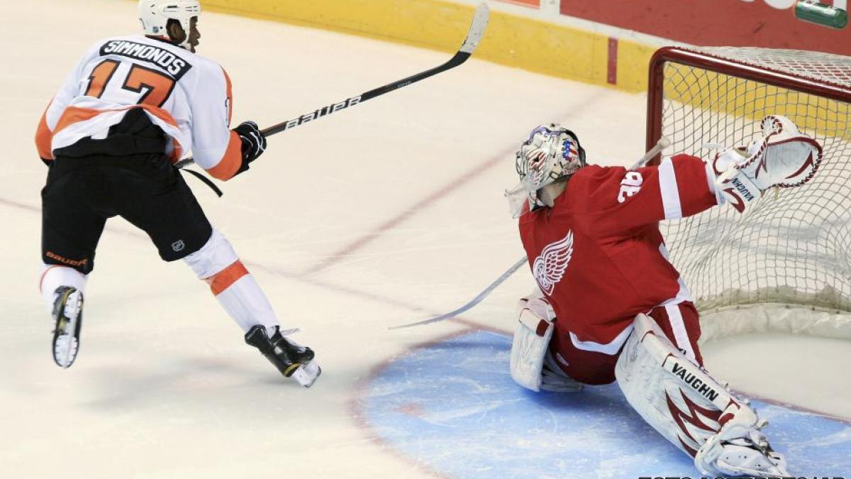 rasism in nhl un spectator care a aruncat o banana spre un hocheist de culoare a fost inculpat