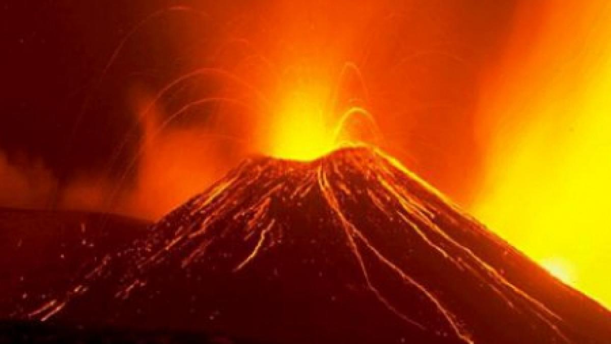 etna a erupt pentru a 15 a oara in acest an aeroportul din catania a fost inchis temporar