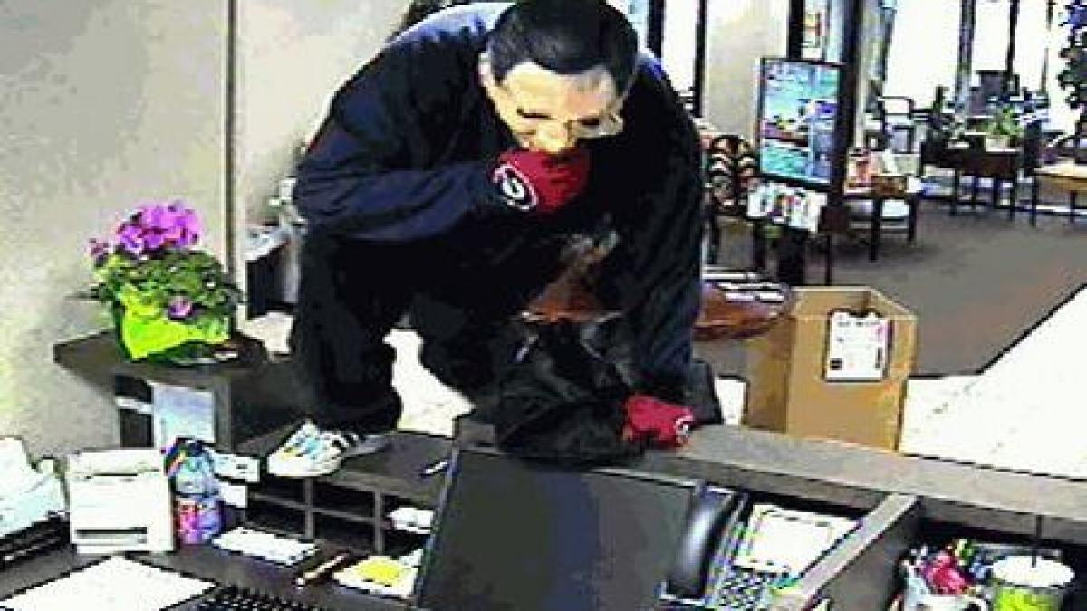 incredibil un elev de clasa a 10 a din vatra dornei a incercat sa jefuiasca o banca