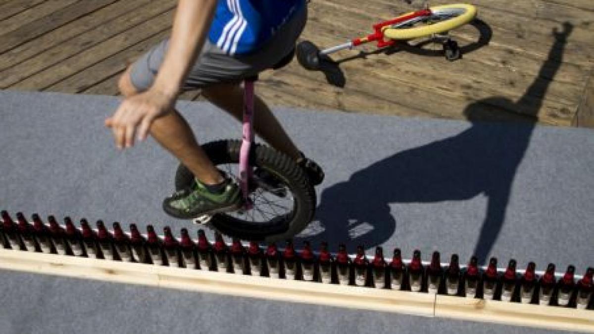 nou record mondial un german a mers cu monociclul aproape noua metri pe o linie din sticle de bere