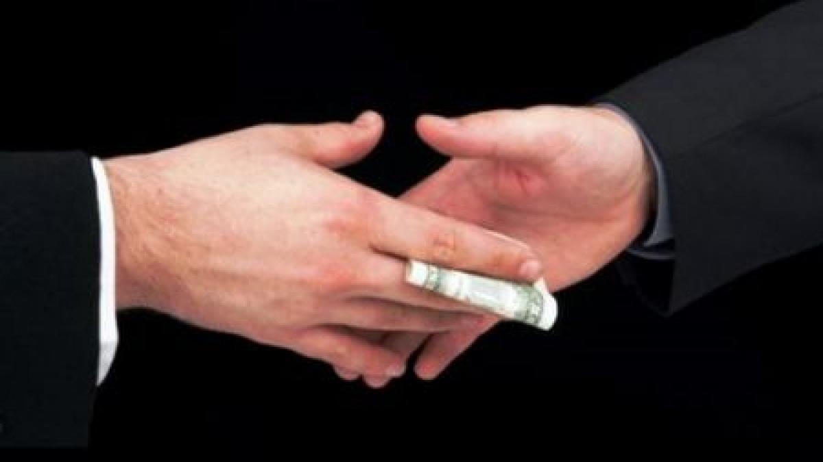 seful garzii financiare neamt si doi comisari retinuti de dna sunt acuzati de luare de mita