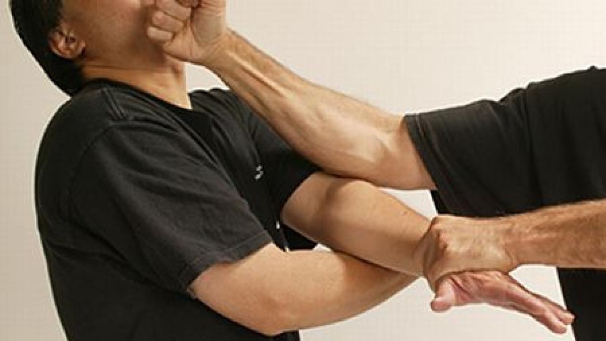 trei tineri arestati dupa ce au agresat un barbat in trafic sustin ca de fapt ei sunt victimele