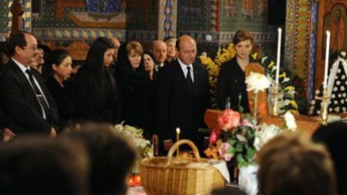 presedintele traian basescu a participat la parastasul de un an al mamei sale