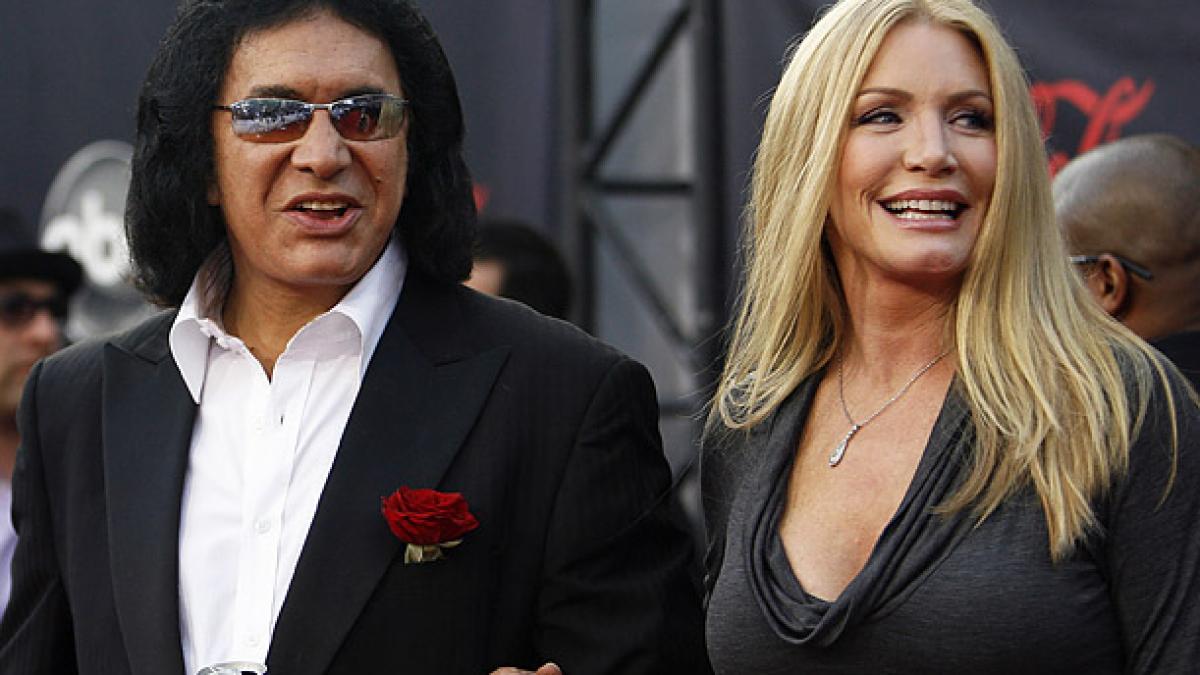 basistul trupei kiss gene simmons si shanon tweed s au casatorit dupa 28 de ani de convietuire