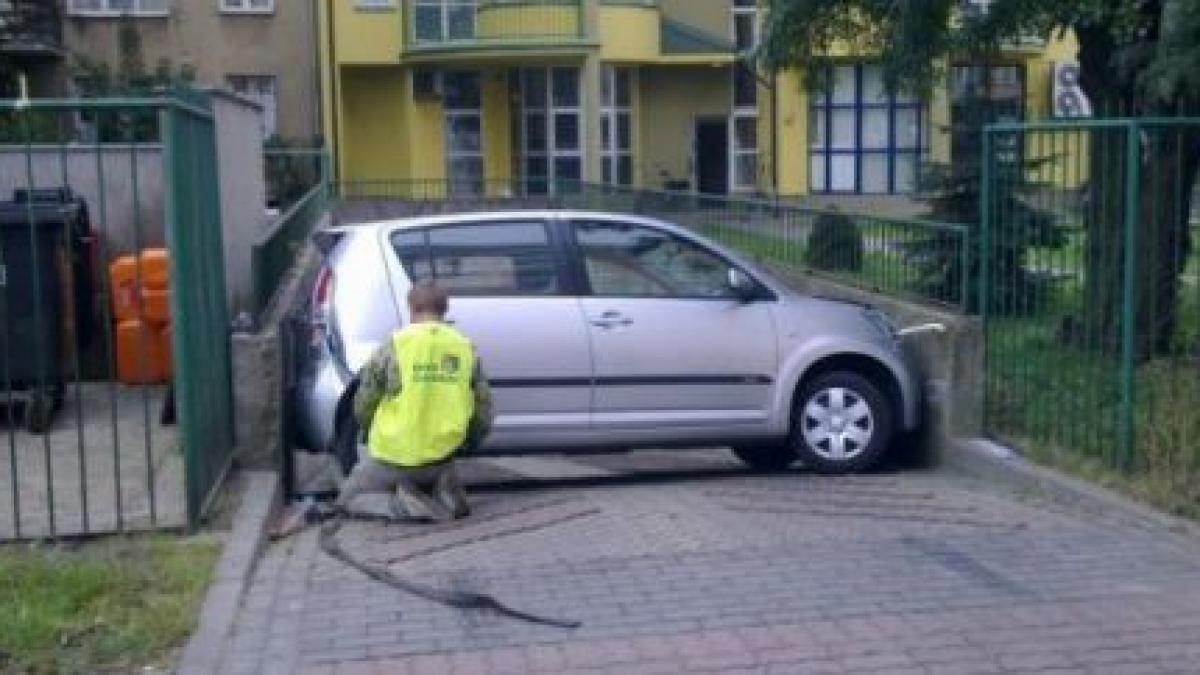 o femeie de 67 de ani a blocat cu masina o alee pentru ca nu a estimat bine