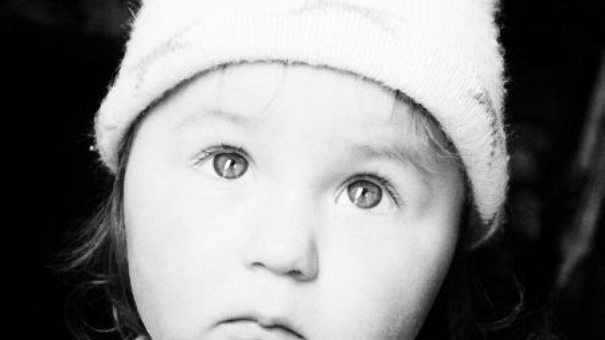 trei copii din iasi abandonati in fata unei sectii de politie mama lor la un pas de coma alcoolica