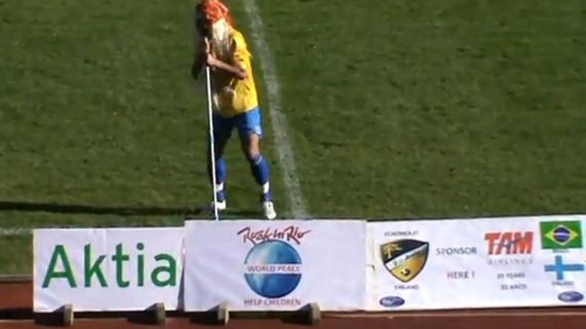 un fotbalist brazilian a sarbatorit marcarea unui gol imitandu l pe axel rose