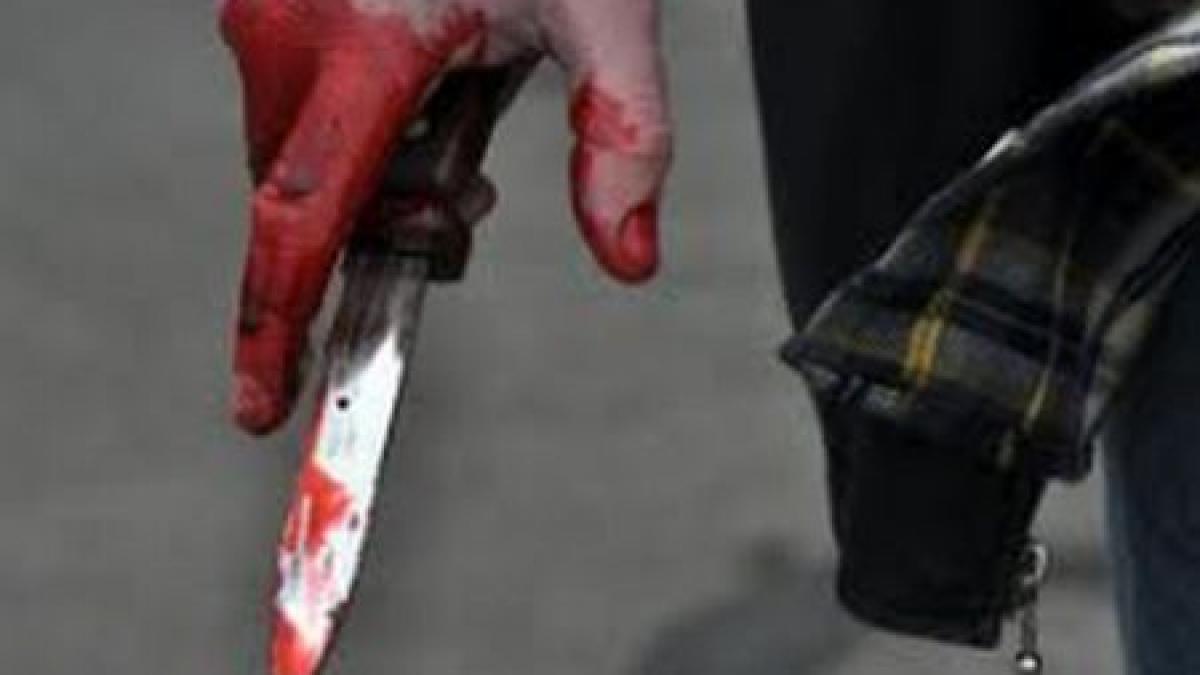 un fotbalist de 22 de ani injunghiat in spate de un amic