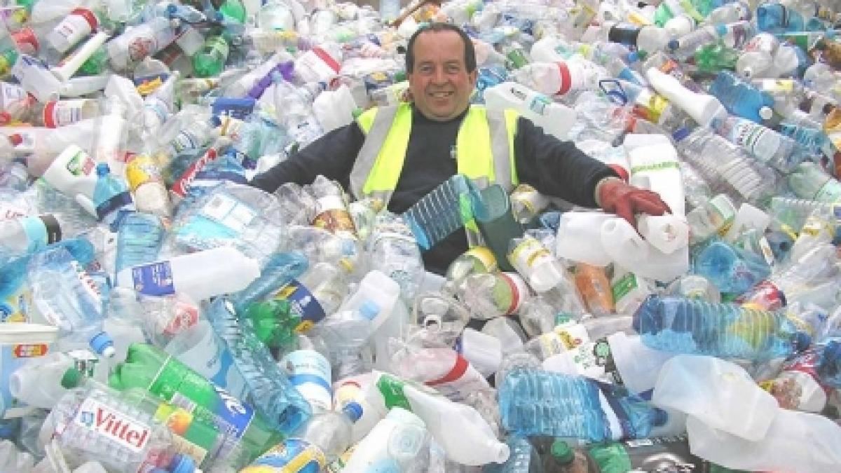 ziua este politist seara gunoier povestea unui bugetar in vreme de criza