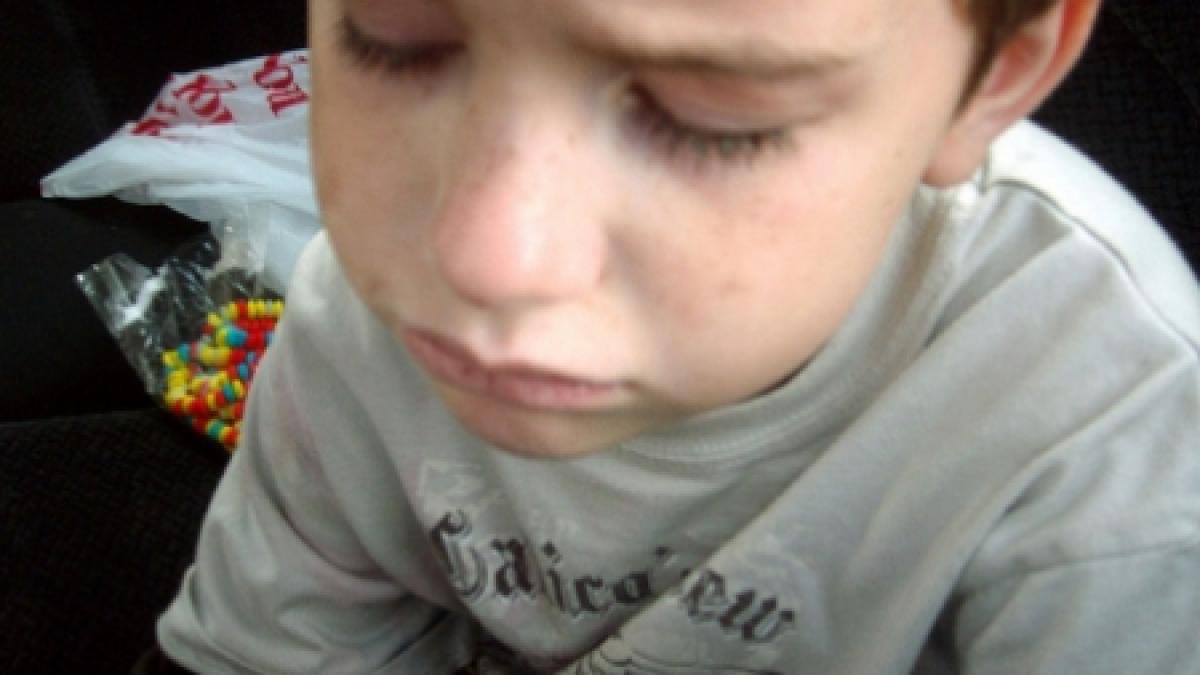 copil terorizat de tatal vitreg il bate il infometeaza si il culca pe casa scarii