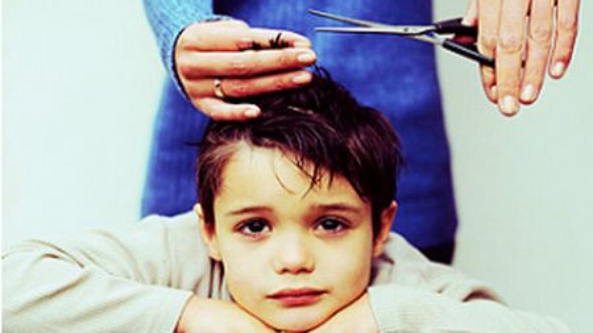 mai rau ca pe vremea comunismului elev tuns cu forta de o profesoara in fata colegilor