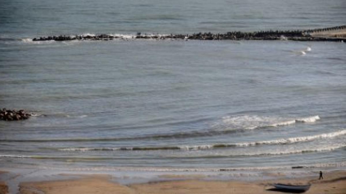 plaja de octombrie desi e toamna fetele topless si baia in mare nu au disparut