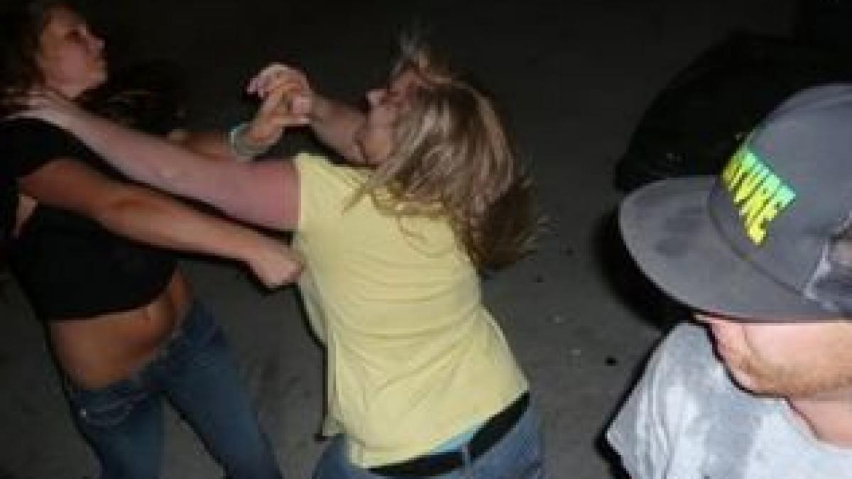 s au batut ca descreieratele pentru un baiat un pistol cu bile si un spray lacrimogen folosite in