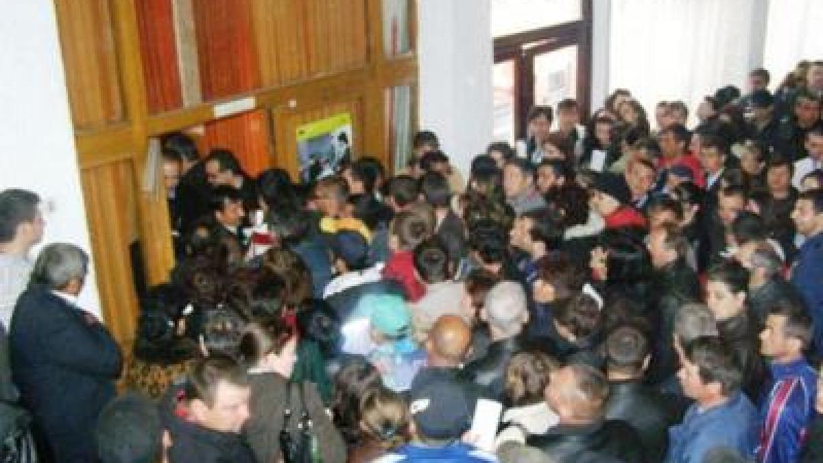 targu jiu 3 000 de someri au stat la coada pentru a si depune dosarele de somaj