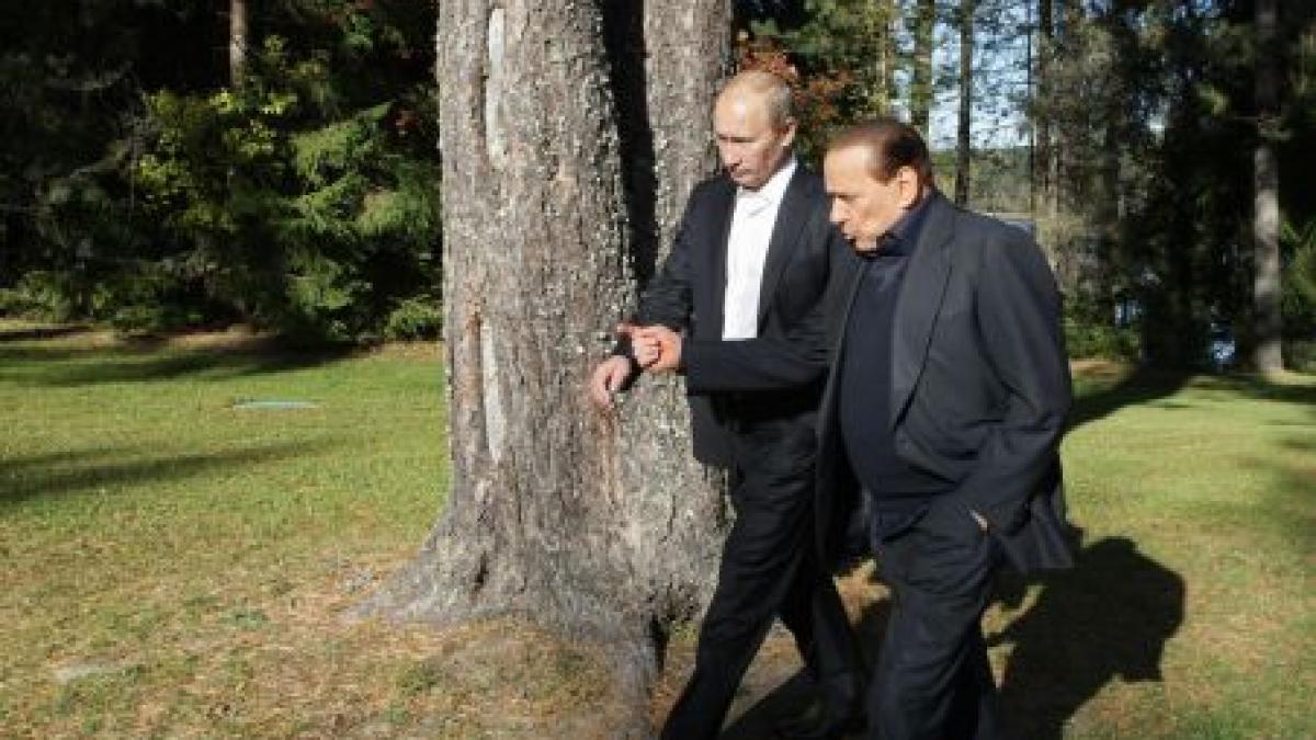 berlusconi s a dus in rusia sa petreaca de ziua omologului sau putin implineste 59 de ani