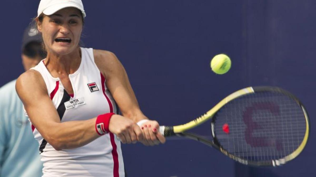 monica niculescu a invins o pe maria kirilenko si s a calificat in semifinale la beijing