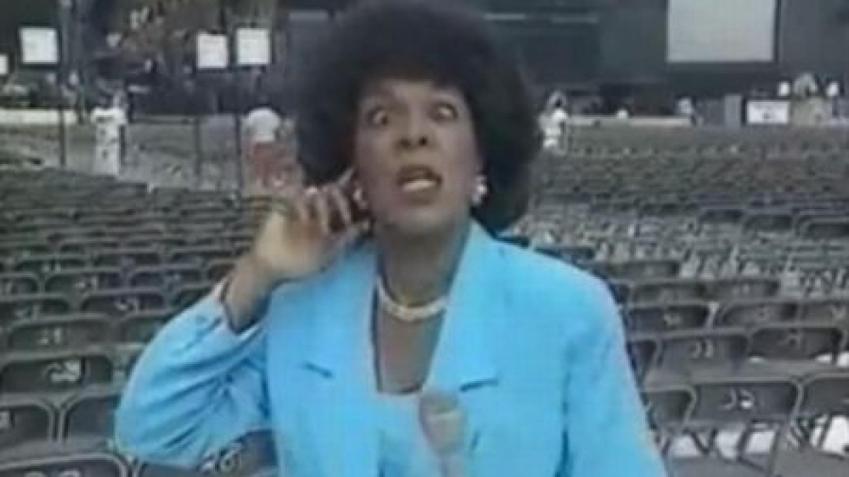 reportera revoltata face tot felul de fete pentru ca nu aude nimic din cauza zgomotului