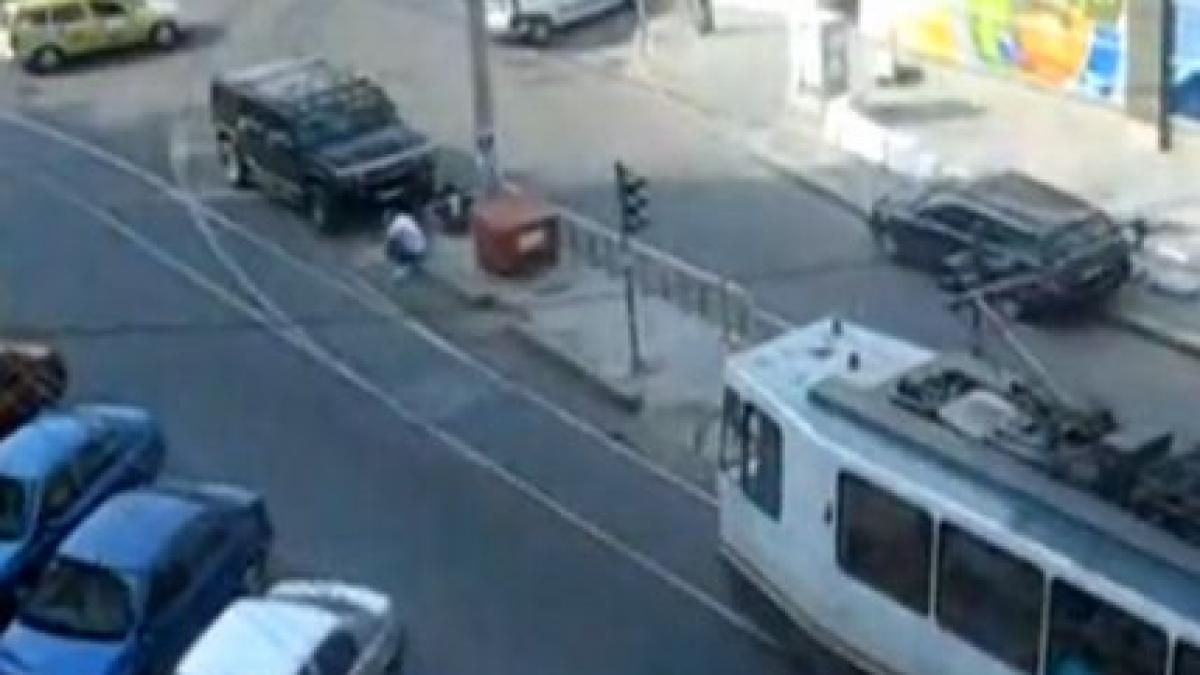 soferul smecher de bucuresti parcheaza hummer ul pe linia de tramvai