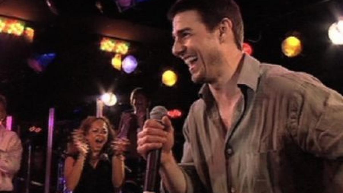 tom cruise danseaza de mama focului si face spagatul la o petrecere