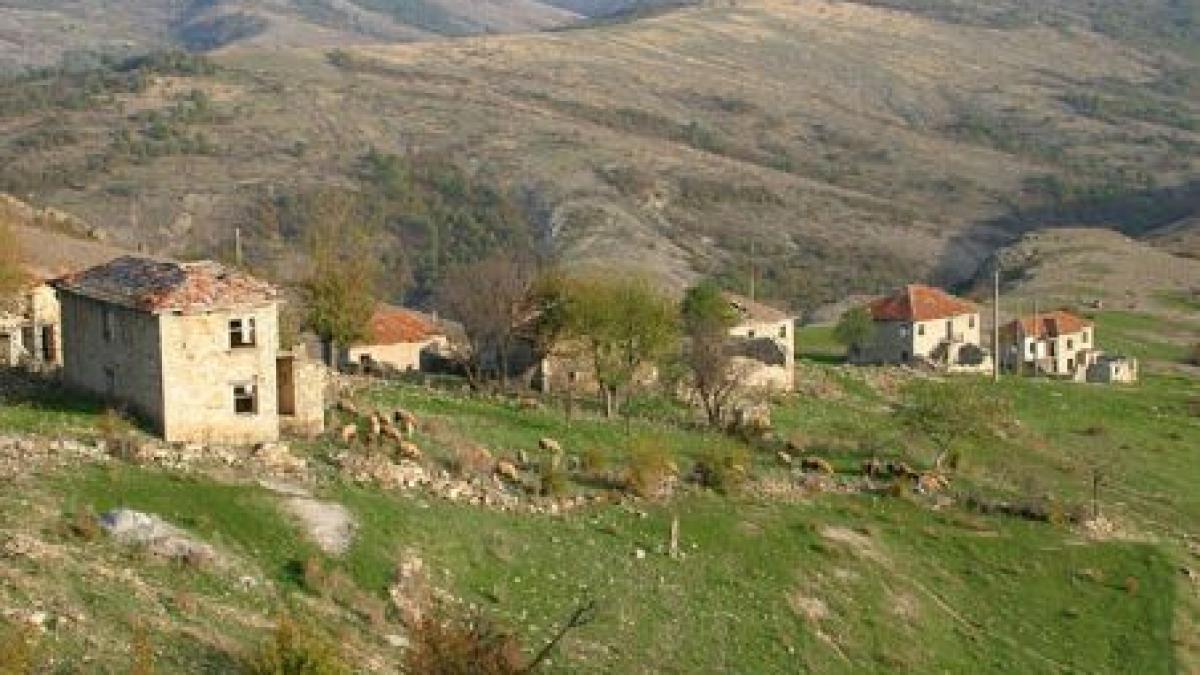 un sat buzoian mai are doar 10 locuitori cea mai tanara persoana are 60 de ani