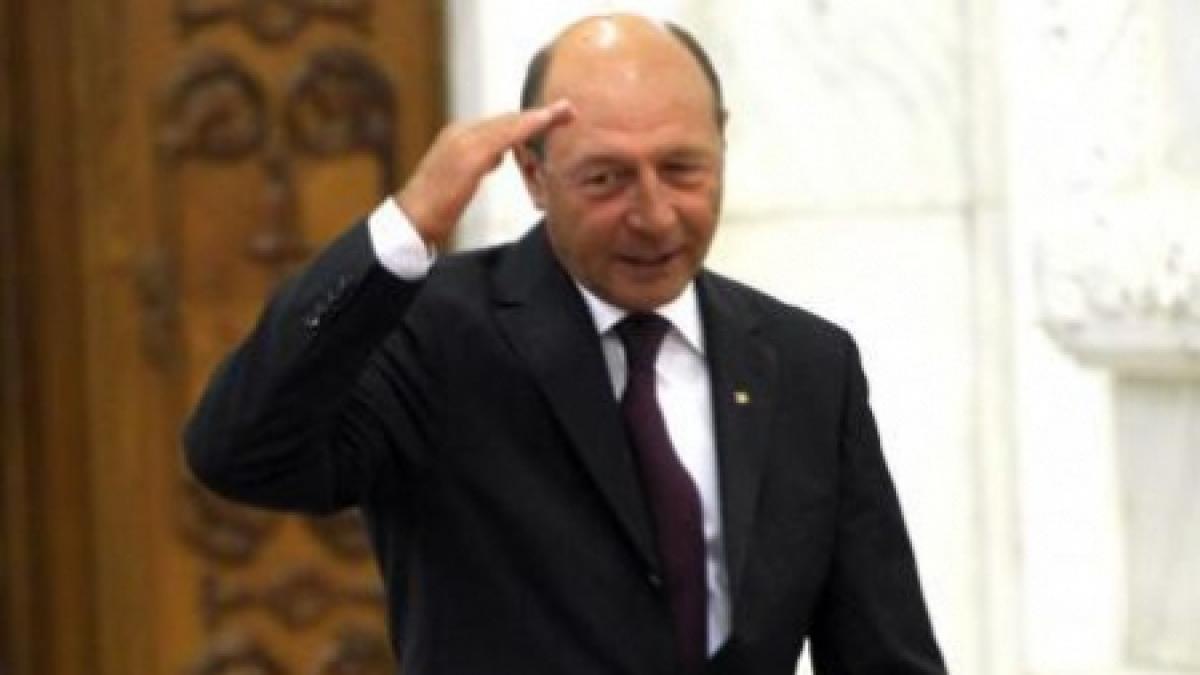 traian basescu singur la cumparaturi intr un supermarket vezi imagini cu presedintele