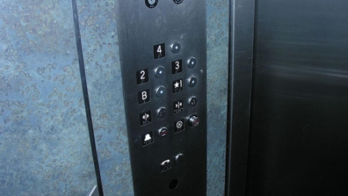 lifturile de la camera deputatilor s au stricat inainte de a se incheia adunarea nato