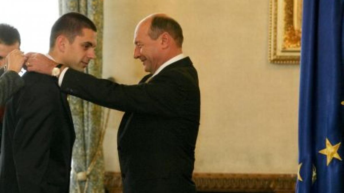 traian basescu intentioneaza sa acorde 35 000 de medalii pana la finalul mandatului