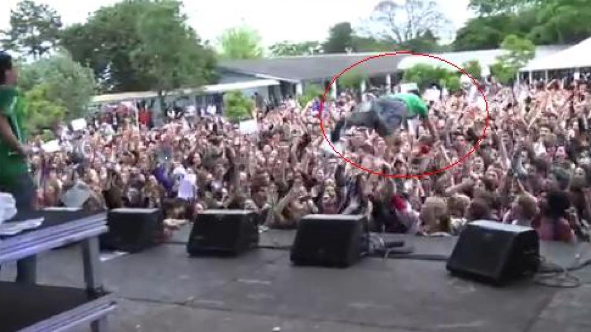 zboara puiule zboara a sarit de pe scena insa nu l a prins nimeni video