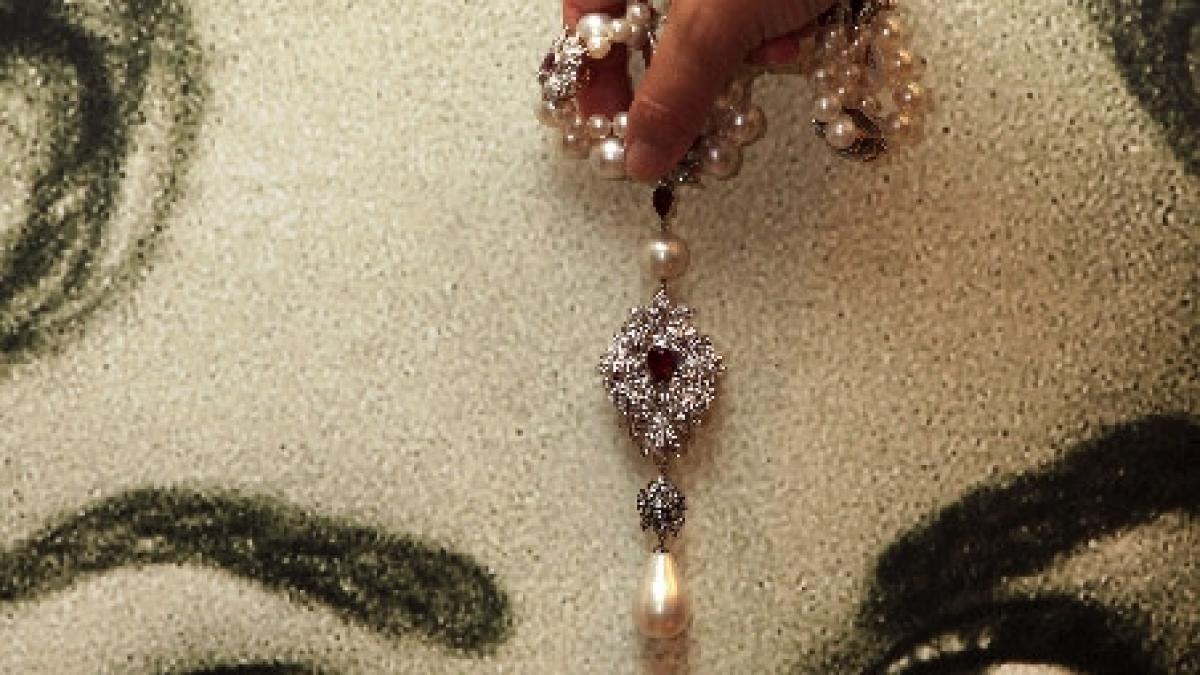 colectia de bijuterii a lui elizabeth taylor scoasa la licitatie vezi cat valoreaza