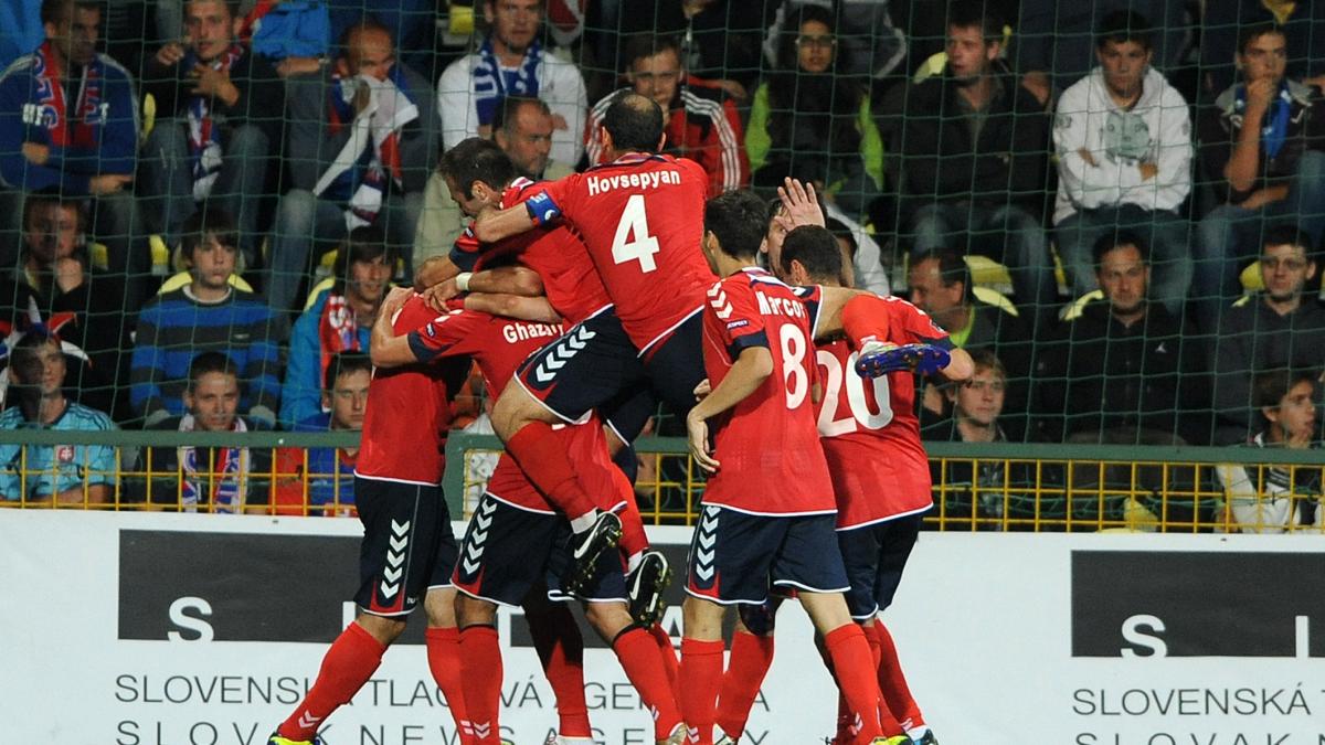 exemplu pentru fotbalul romanesc armenia si estonia la un pas de baraj