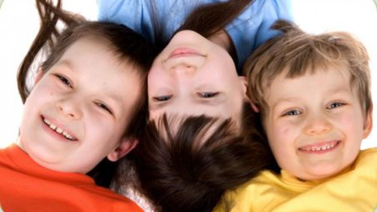 sute de copii romani au intrat in cartea recordurilor cu zambetele lor vezi ce au sarbatorit