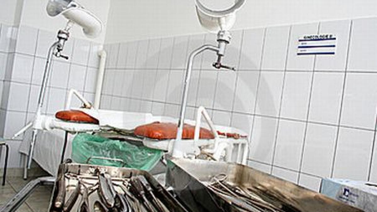 un medic a ramas fara dreptul de a profesa dupa ce i a facut chiuretaj unei femei care nu era