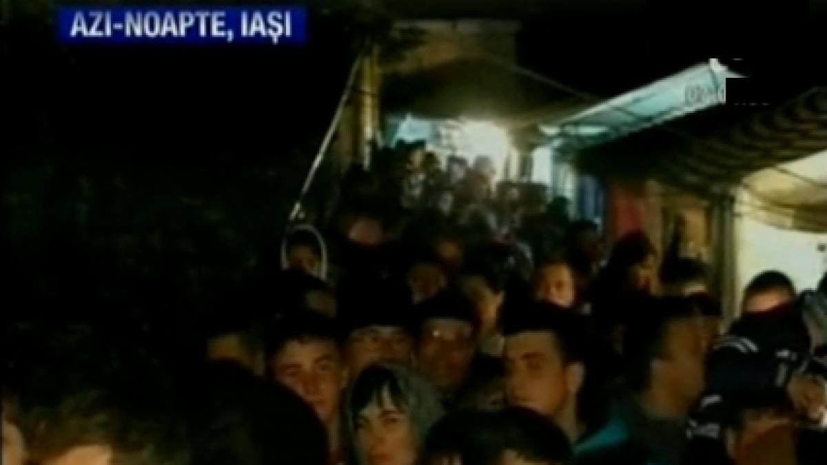 credinciosii nu si au mai dat coate in prima noapte de pelerinaj la moastele sfintei parascheva