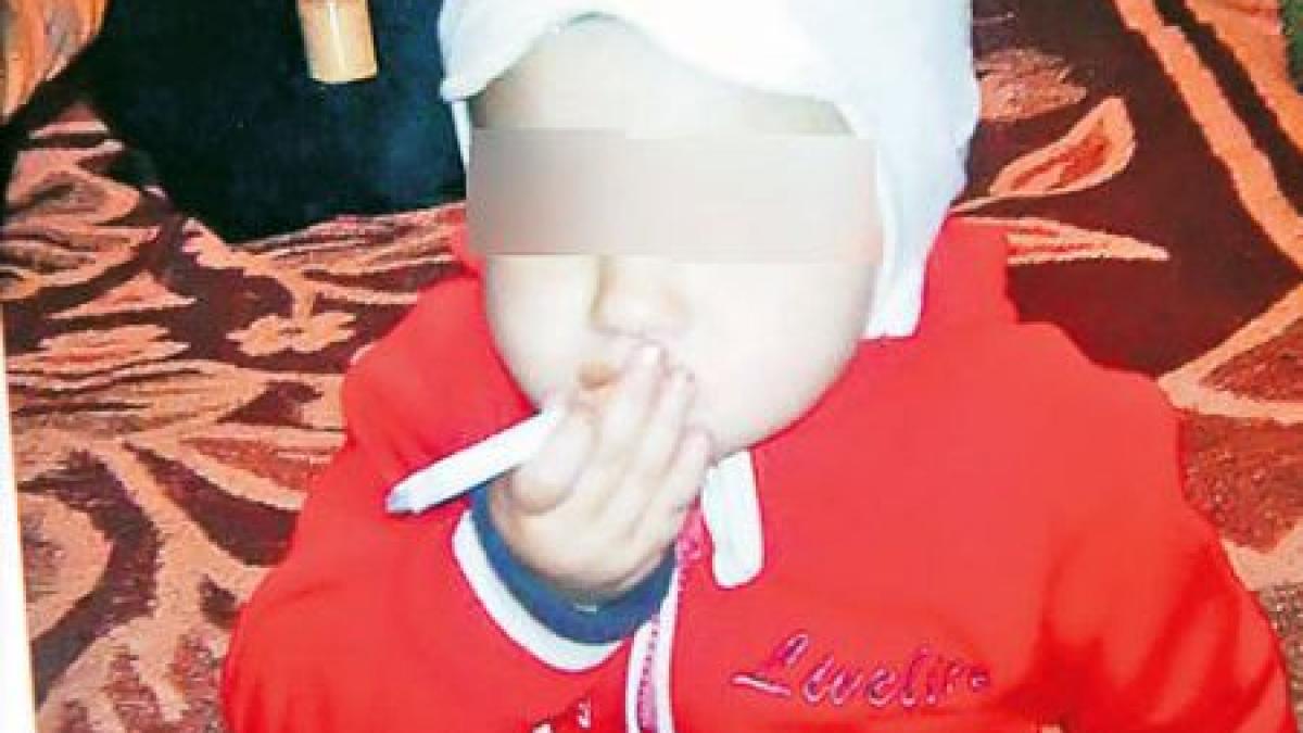 mama denaturata o romanca isi invata fetita de doi ani sa fumeze si sa bea cafea
