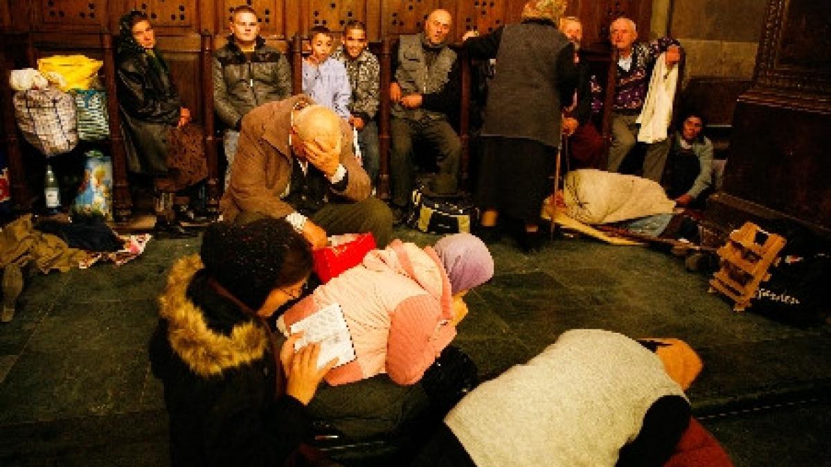 pelerinaj in numele furtului o femeie a incercat sa cumpere lumanari cu bani falsi