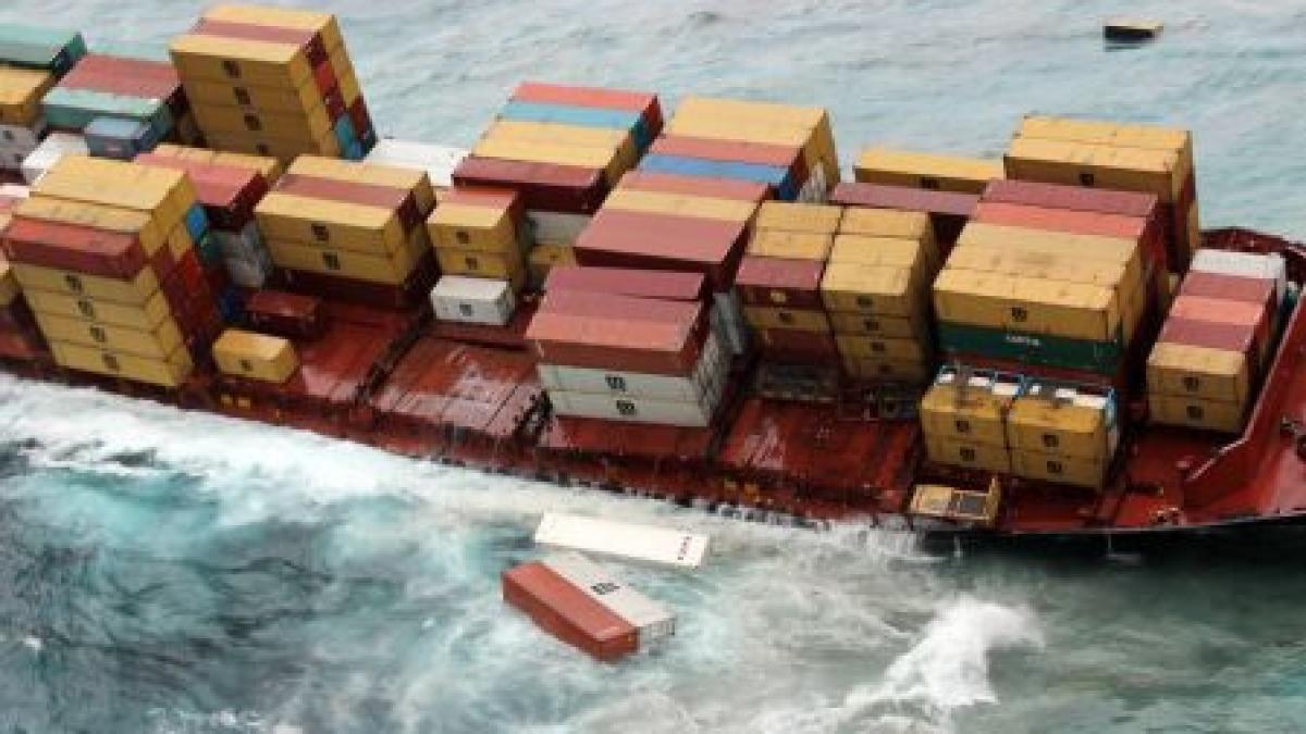 peste 2 000 de tone de titei ar putea ajunge in ocean dupa ce un vas a esuat in largul noii zeelande