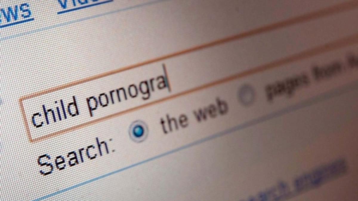 trei romani implicati intr o retea care distribuia materiale pornografice cu minori