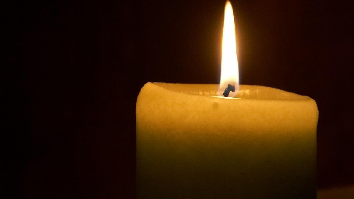 zeci de oameni au aprins lumanari in memoria baschetbalistului american chauncey hardy