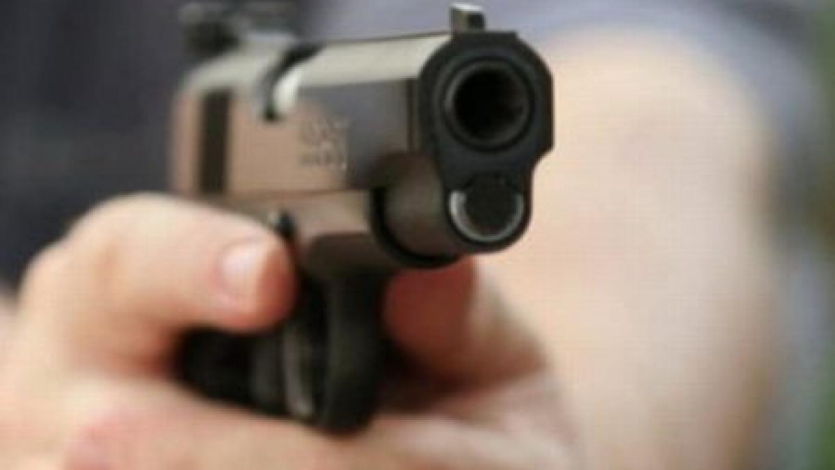 impuscaturi in fata tribunalului alba mai multe focuri de arma trase dintr un autoturism