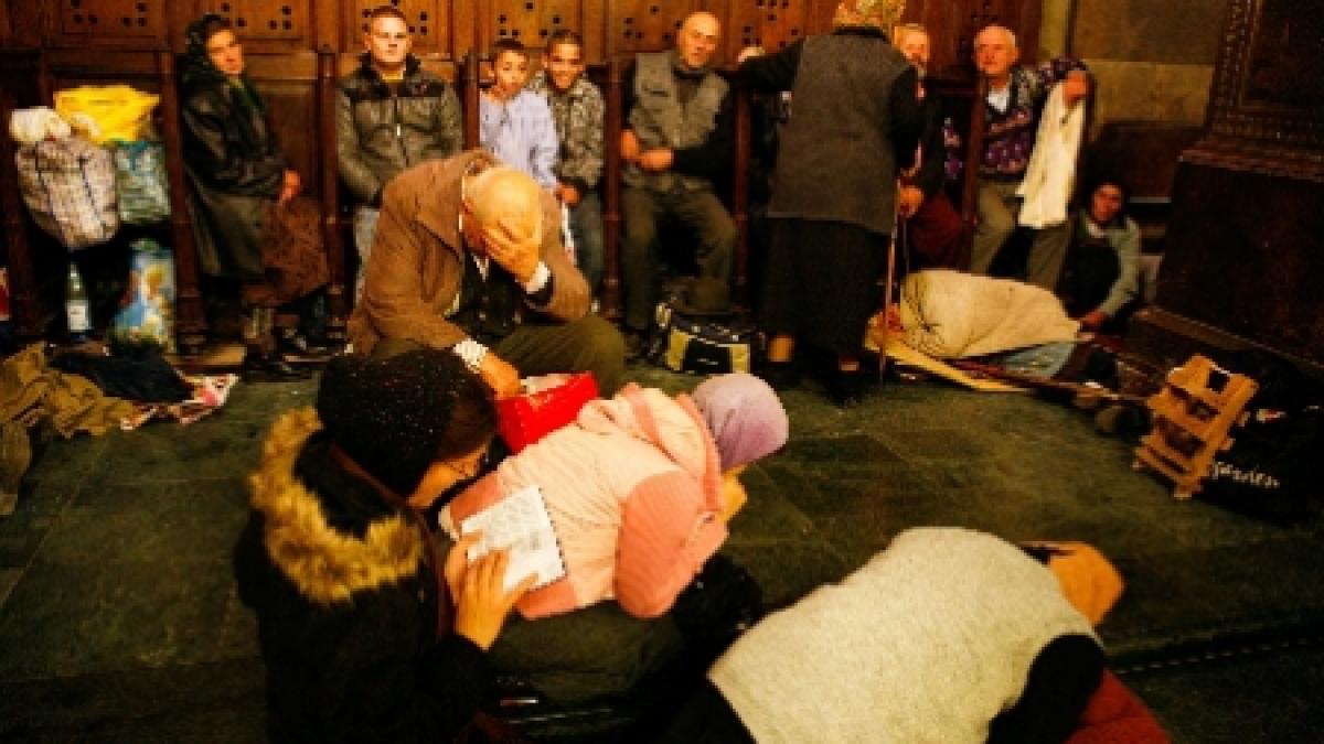 oameni lesinati si doborati de oboseala la sarbatoarea sfintei parascheva de la iasi