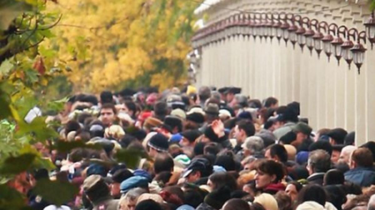 pelerinaj la iasi 10 000 de credinciosi au mers trei kilometri dupa moastele sf parascheva