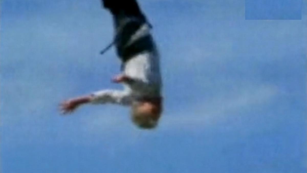 sua o bunicuta de 91 de ani a facut bungee jumping de ziua ei